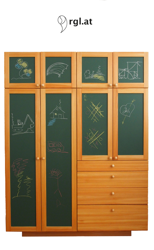 Kinderkasten für Theo aus Lärche massiv mit magnetischen, beschreibbaren Türen