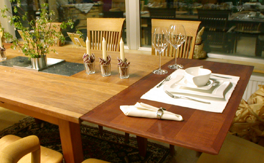 eleganter Tisch aus Birnenholz