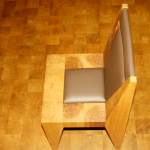 schlichter Stuhl aus Eiche massiv <br><a href='../html/img/pool/1_Mobiliar_essen_Sessel_Eiche_Leder-goldener_Schnitt_Ansicht.jpg' target='_blank'>Vollbild anzeigen</a>