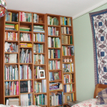 Bücherwand in Schlafzimmer, Birne massiv <br><a href='../html/img/pool/Mobiliar_schlafen_Birnenbett_Buecherwand.jpg' target='_blank'>Vollbild anzeigen</a>